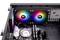 Innenseite eines offenen Computergehäuses mit drei RGB-Lüftern, einer CPU mit Kühler und zwei RAM-Riegeln auf dem Mainboard.