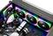 Ein Computergehäuse mit eingebautem Mainboard, vier RGB-Lüftern und einem CPU-Kühler. Sichtbare Kabel sind ordentlich verlegt.