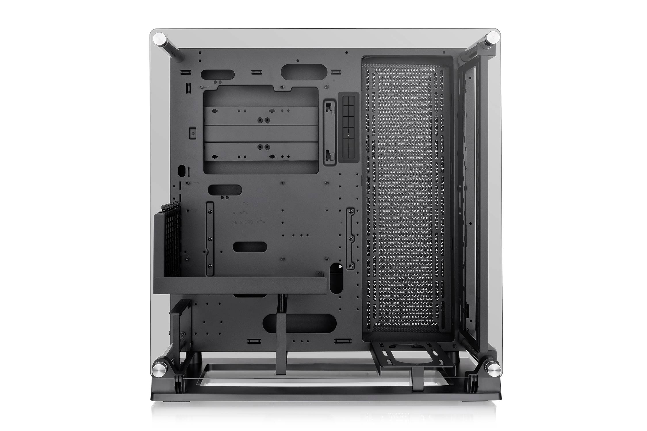 PC-Gehäuse in offener, leerer Ansicht, zeigt Platz für Mainboard, Laufwerke und Lüfter. Minimalistisches Design mit schlichter Struktur.
