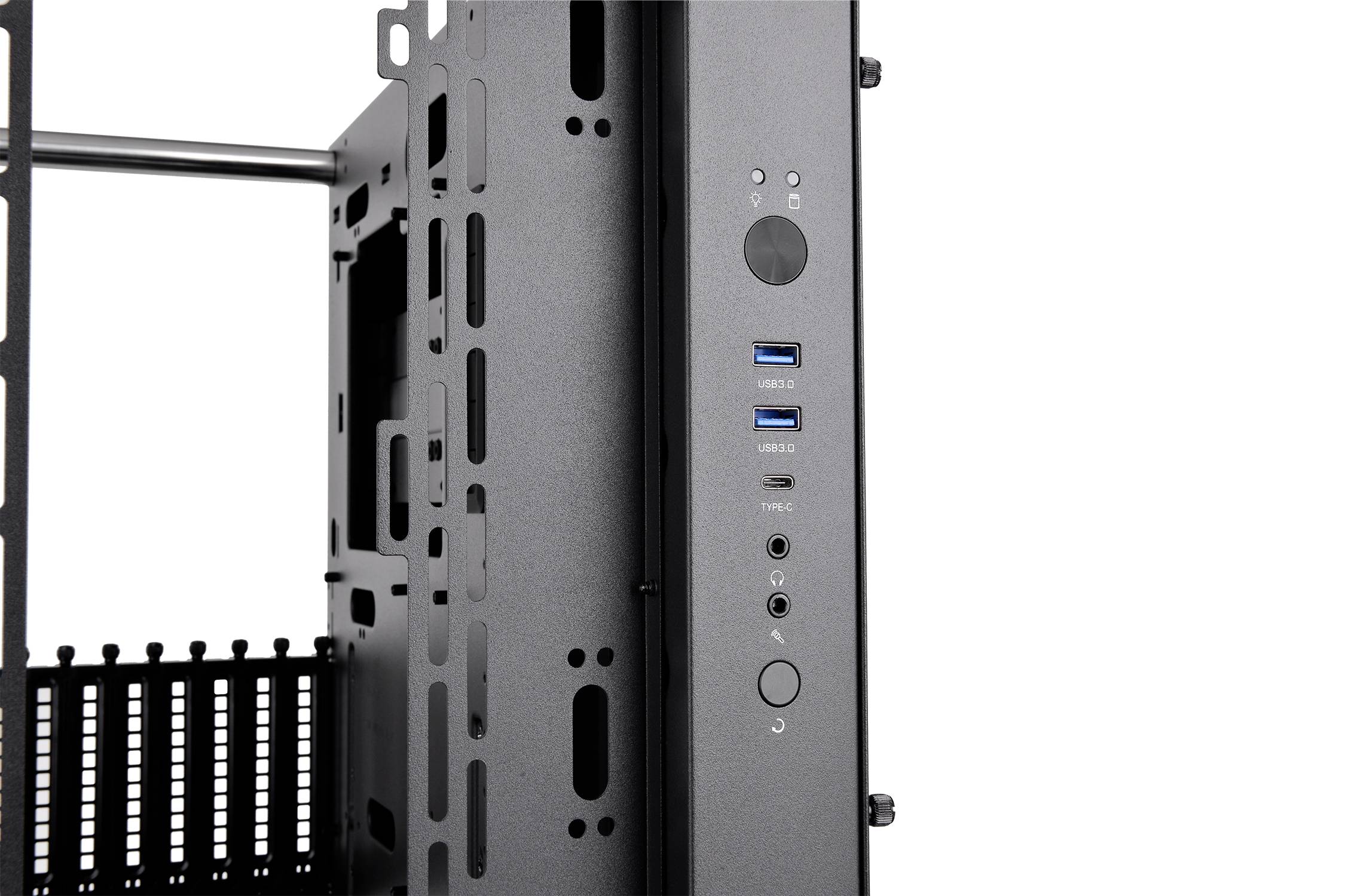 'Ein schwarzes Computergehäuse mit mehreren USB-Anschlüssen und Ein/Aus-Taste an der Vorderseite. Rechts sind Belüftungsöffnungen sichtbar.'