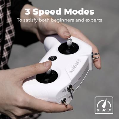 'Person hält eine Fernbedienung mit dem Text: 3 Speed Modes - To satisfy both beginners and experts.'