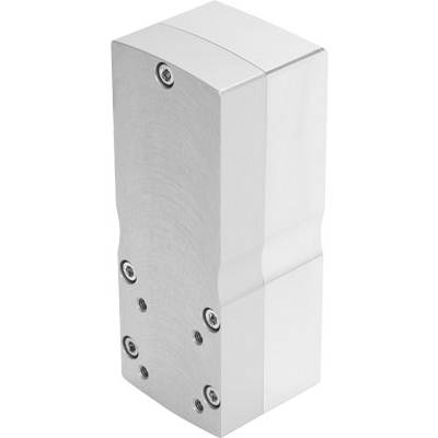 Metallisches, rechteckiges Bauteil mit abgerundeten Kanten und mehreren Schrauben an der Vorderseite, perspektivisch dargestellt.