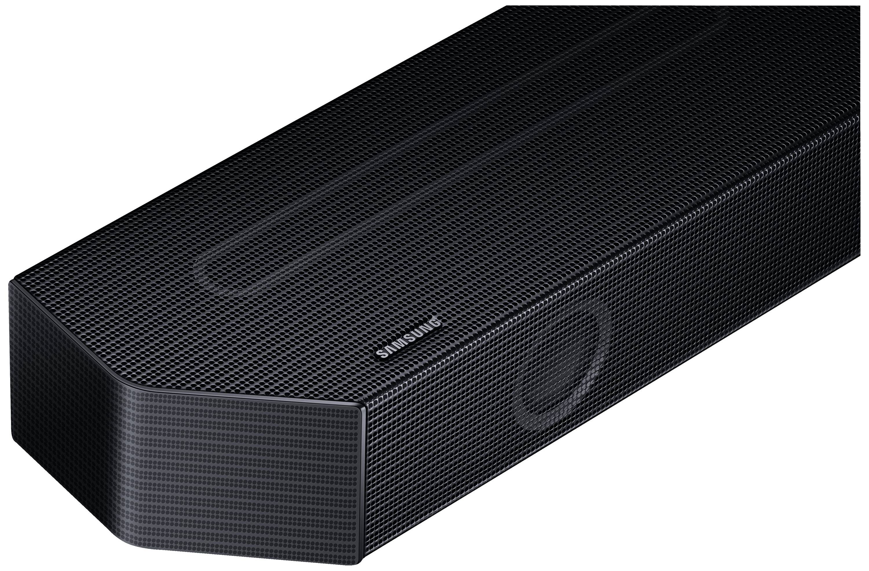 Eine schwarze Soundbar mit der Aufschrift 'Samsung'. Sie hat ein modernes Design und besteht aus einem feinen, perforierten Gitter.