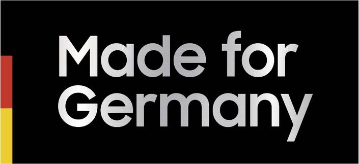 Schwarzer Hintergrund mit der silbernen Aufschrift 'Made for Germany'. Links ein schmaler Streifen in den deutschen Nationalfarben.