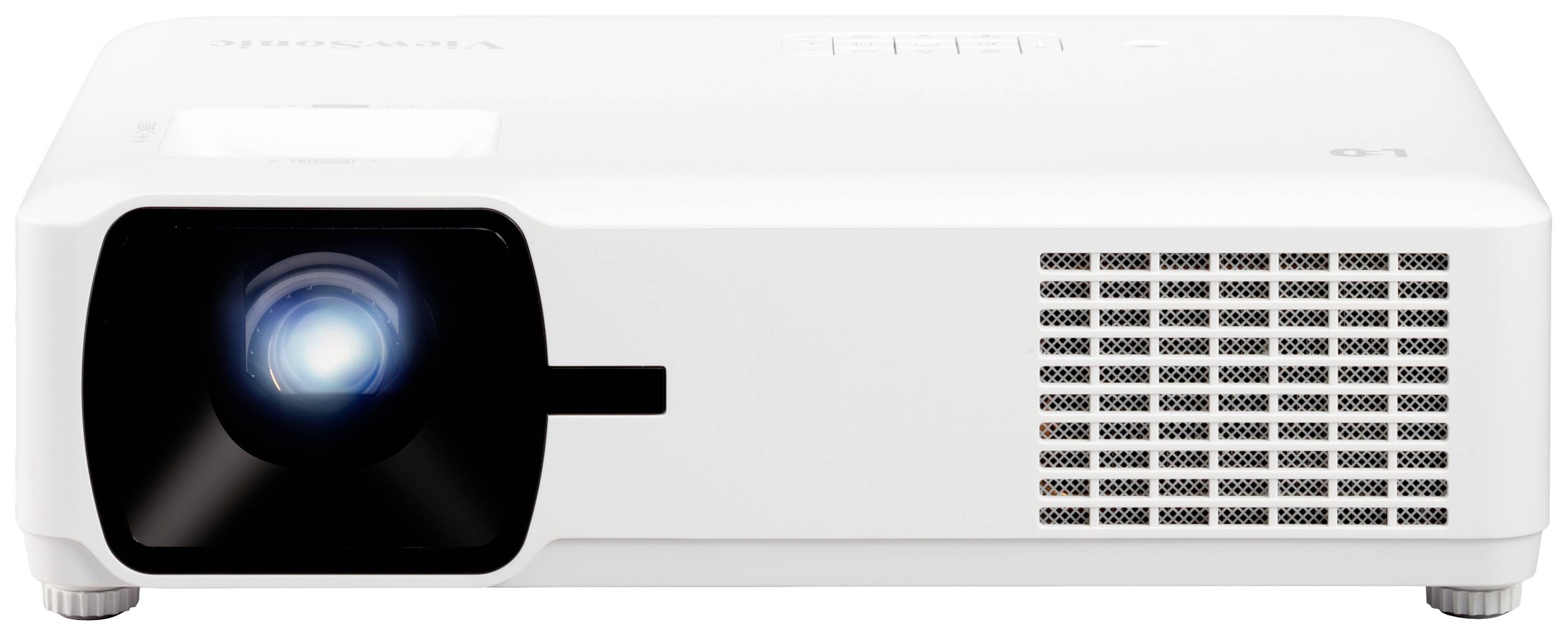 Weißer Beamer mit leuchtendem Projektionsobjektiv, belüftet auf der rechten Seite, steht auf einer ebenen Oberfläche.