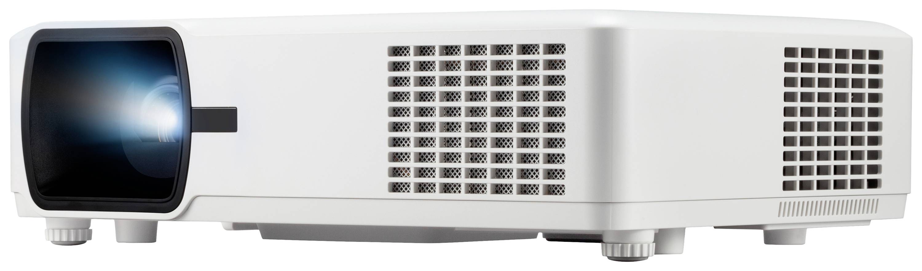 Ein weißer Projektor mit schwarzer Linse ist eingeschaltet und projiziert Licht. Gerät hat Lüftungsschlitze und steht auf kleinen Füßen.