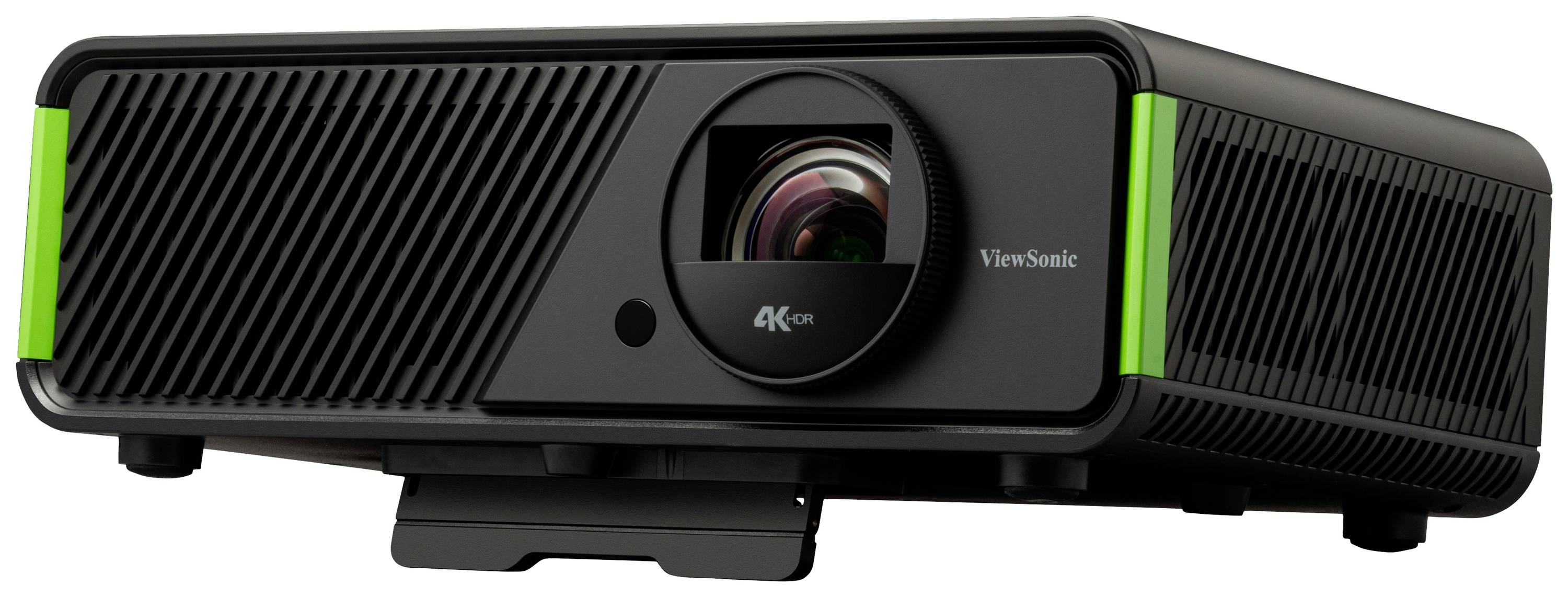 Schwarzer 4K-Projektor mit grünen Akzenten frontseitig. Sichtbar sind Linse und Lüftungsschlitze.