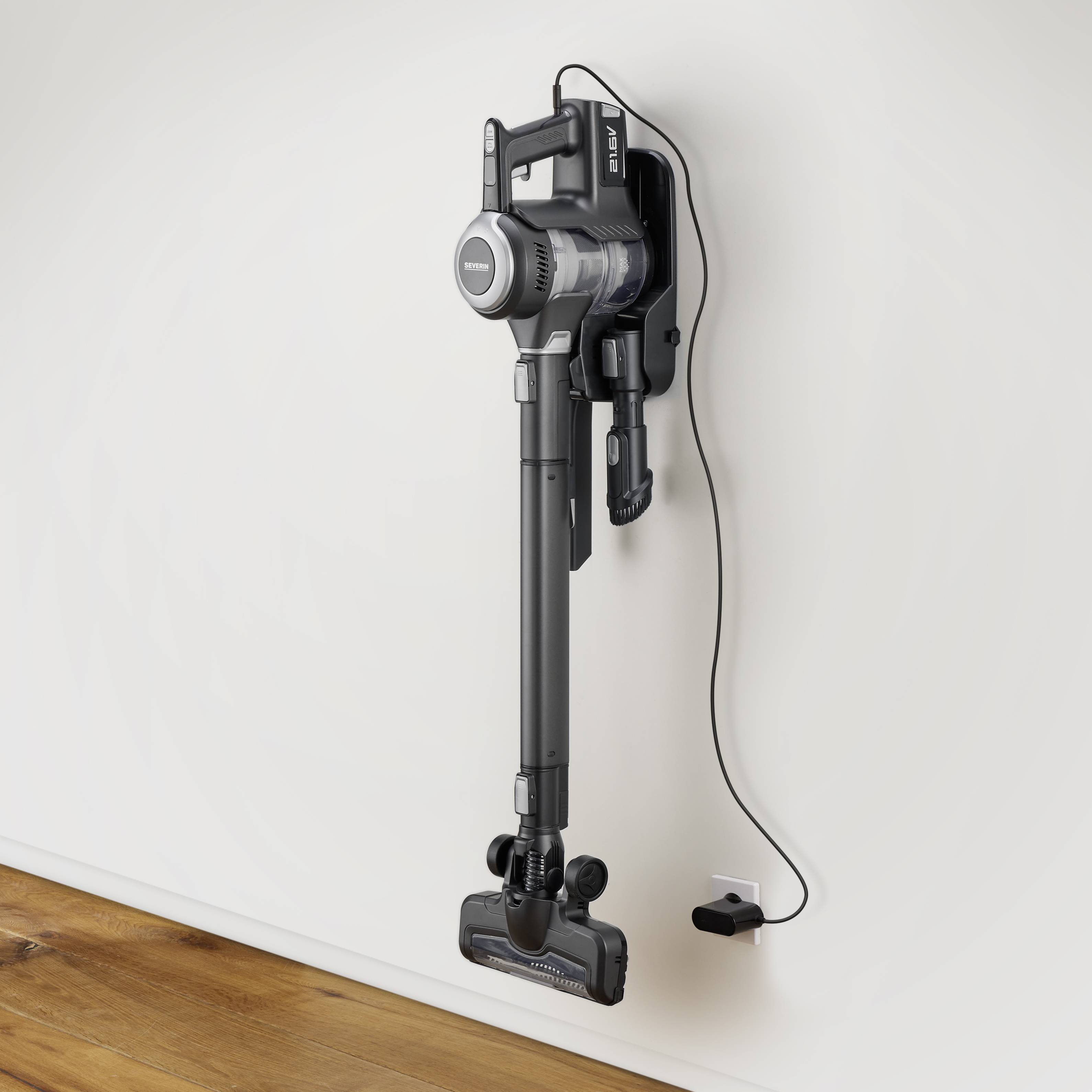 Ein kabelloser Staubsauger ist an einer ladenden Wandhalterung befestigt. Er hat ein schlankes Design und wird an einer weißen Wand gezeigt.