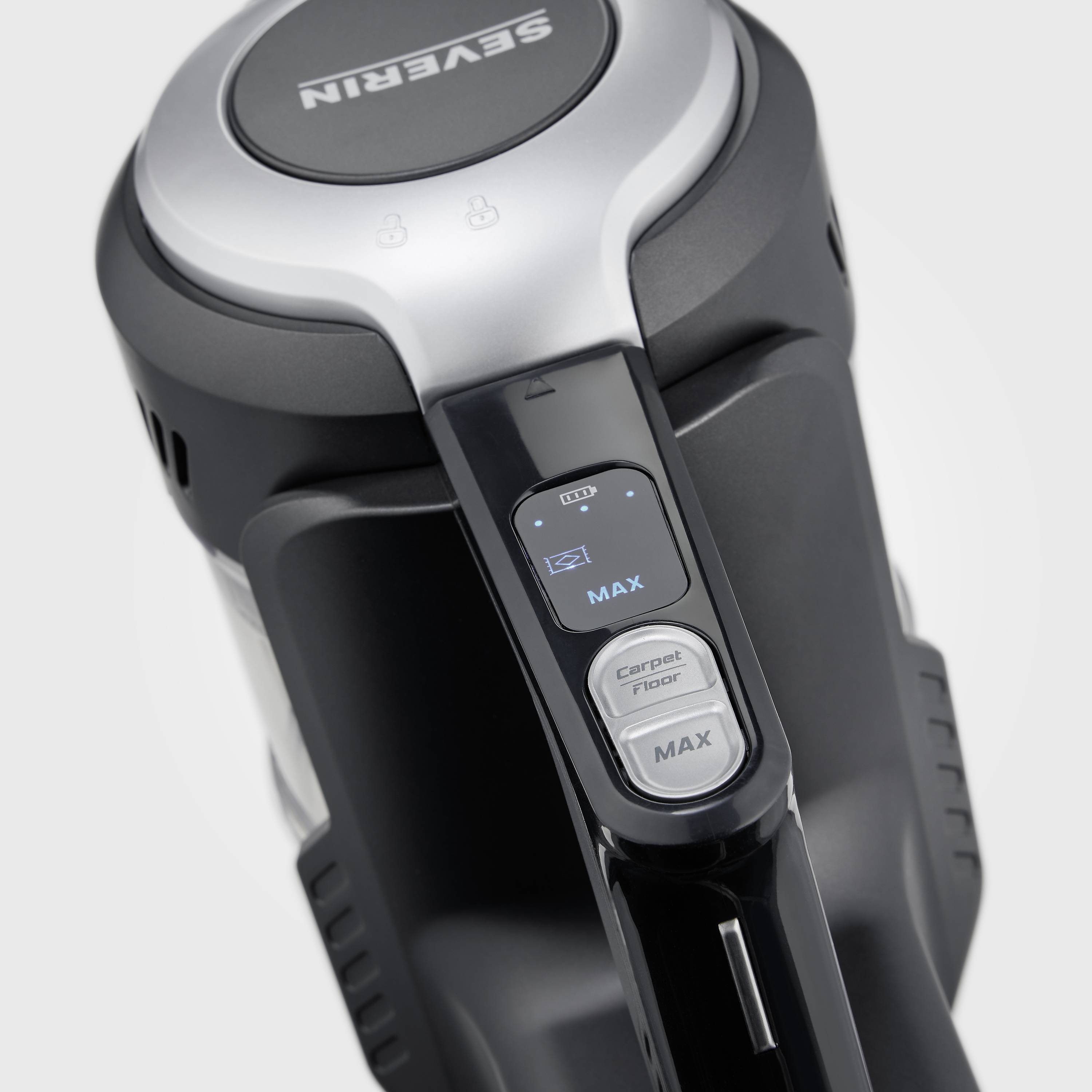 'SEVERIN' Staubsauger, Nahaufnahme des Bedienelements mit drei Knöpfen: Power, Teppich/Boden, MAX-Modus. Schwarzes, modernes Design.