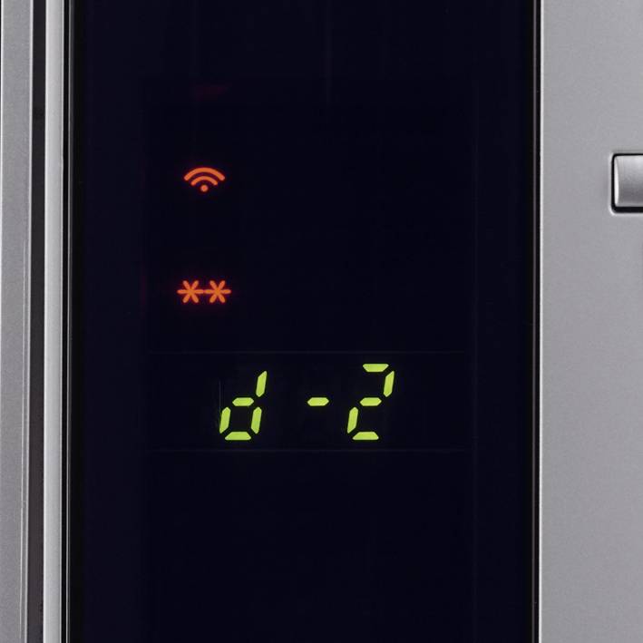 Anzeige eines Haushaltsgeräts mit Symbolen für WiFi, einem Doppelpunktsymbol und der Zahl 'd-2', möglicherweise ein Programmstatus.