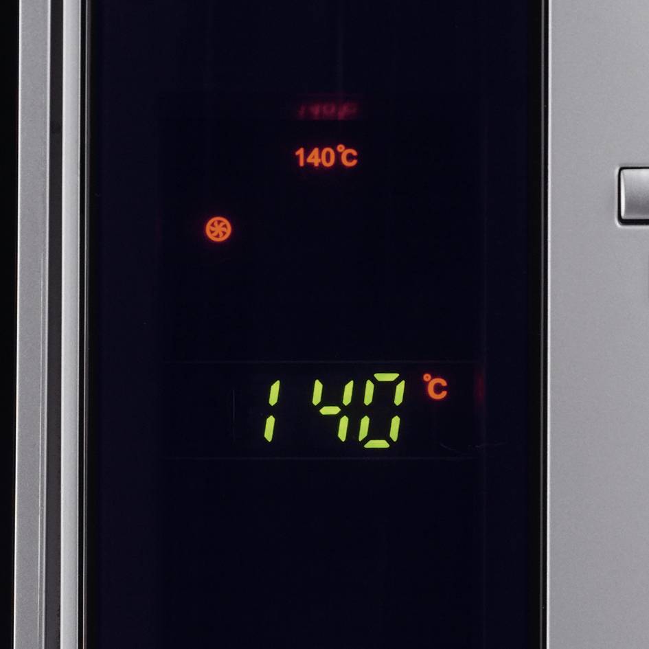 Ofen-Display zeigt '140°C' an, das Symbol für Umluftbetrieb leuchtet.