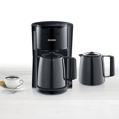 Schwarze Kaffeemaschine mit zwei Thermoskannen auf weißem Hintergrund, daneben eine Tasse Kaffee mit Untertasse.