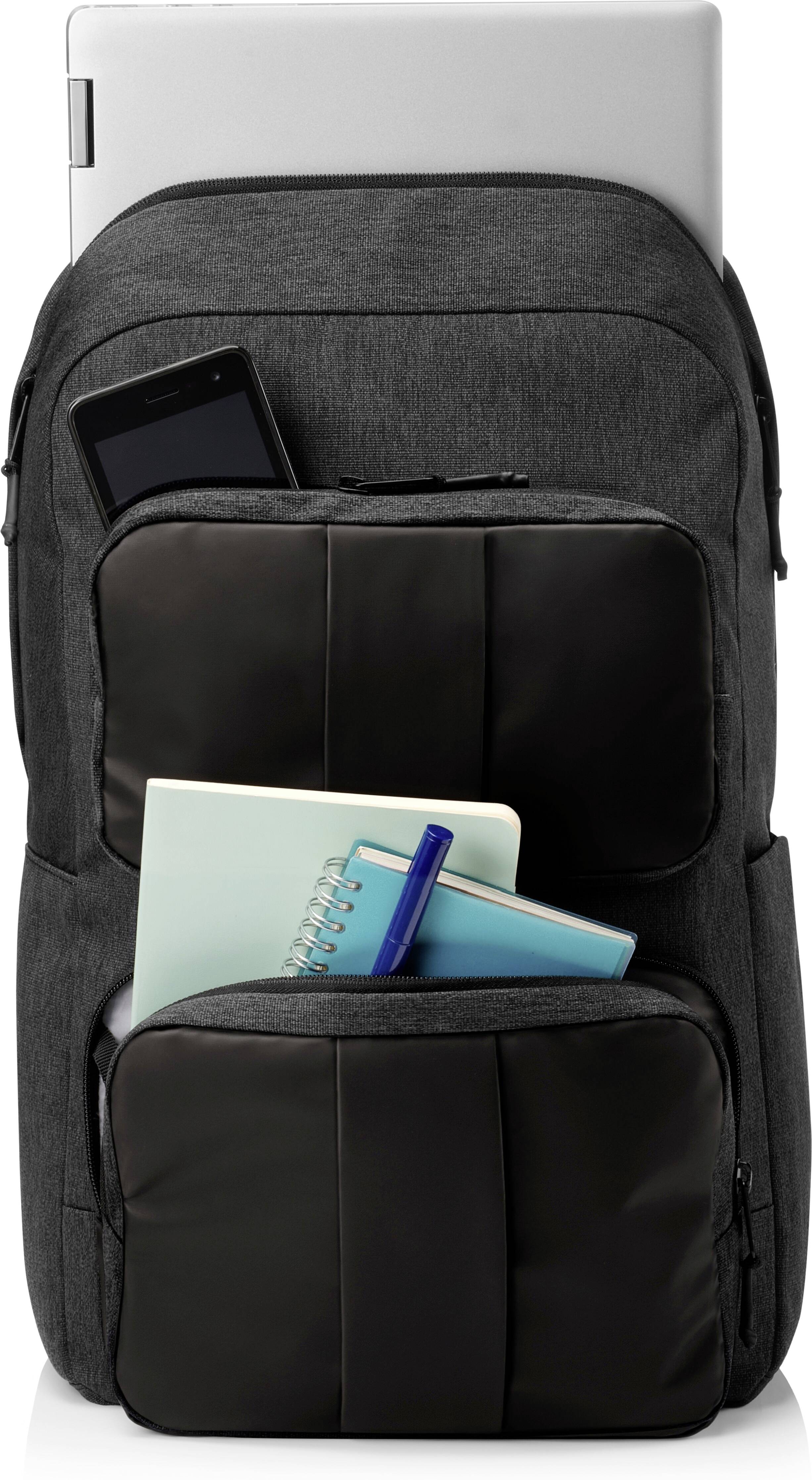 Ein schwarzer Laptop-Rucksack mit mehreren Taschen. Eine obere Tasche hält ein Smartphone, eine mittlere ein Notizbuch und einen Stift. Ein Laptop ist teilweise sichtbar oben im Rucksack.