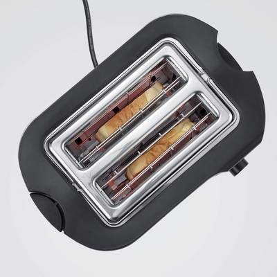 Ein Toaster mit zwei goldbraunen Toastscheiben, von oben betrachtet. Das Gerät ist schwarz und mit einem Stromkabel ausgestattet.