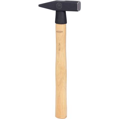 Ein Hammer mit einem hölzernen Griff und einem schwarzen Metallkopf, der zum Nageln oder Hämmern von Materialien verwendet wird.