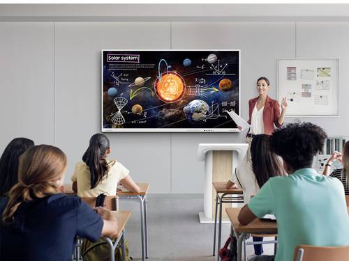 Digital Signage Display im modernen Klassenzimmer