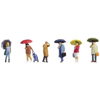 Sechs Figuren mit bunten Regenschirmen, darunter zwei Männer im Anzug, eine Frau mit Koffer und eine Person mit Handy, stehen in einer Reihe.