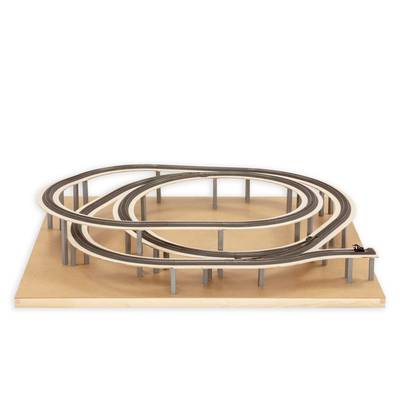 Eine komplexe Modellbahnanlage mit mehrspurigen, auf mehreren Ebenen verlaufenden Gleisen, aufgebaut auf einer rechteckigen Holzplatte.