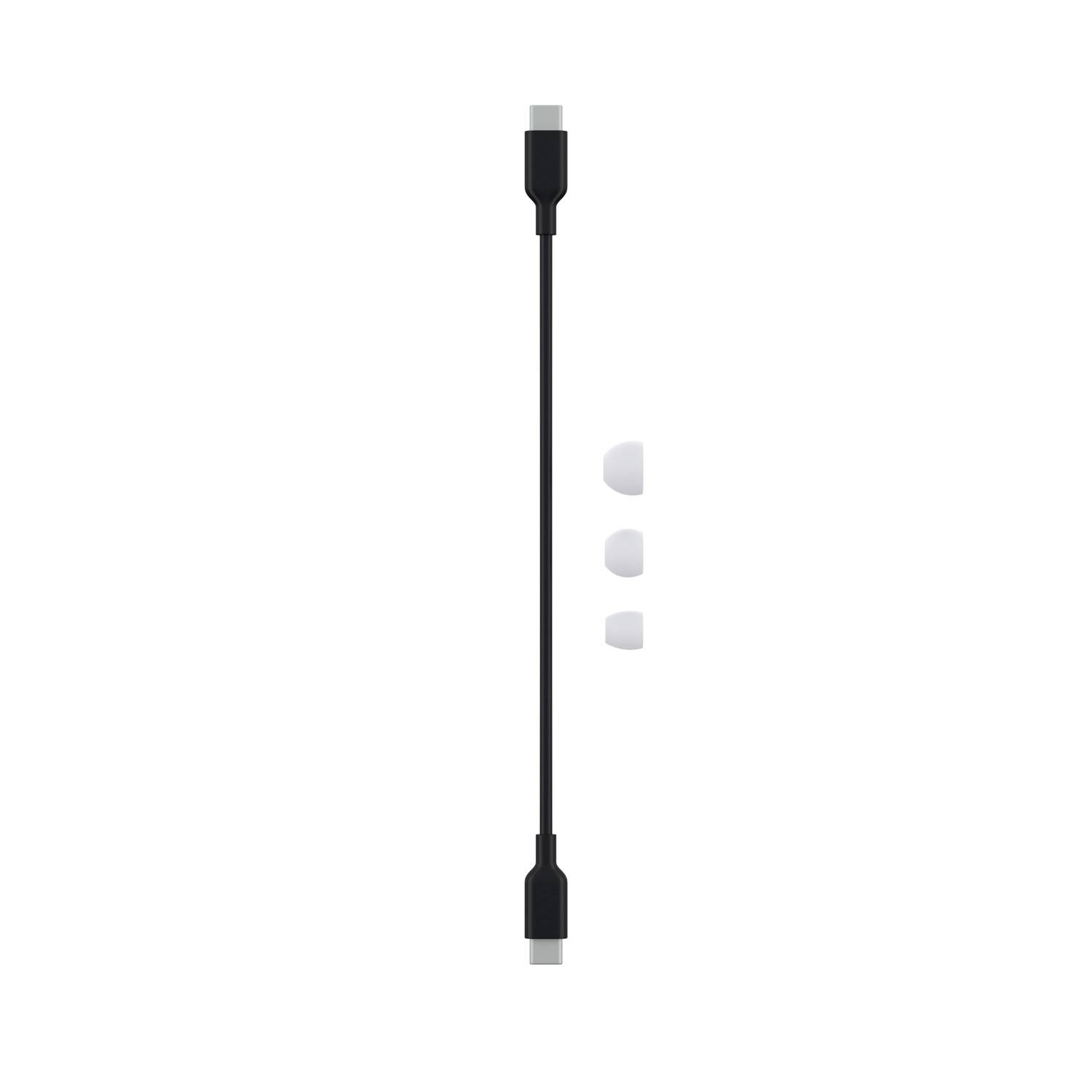 Ein schwarzes Ladekabel mit drei austauschbaren Steckern für unterschiedliche Geräteanschlüsse.