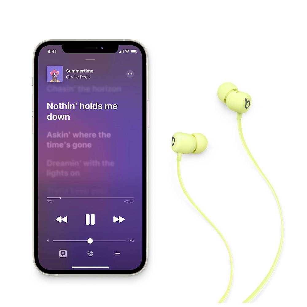 Ein Smartphone mit einem Song von 'Orville Peck' spielt Musik. Daneben liegen gelbe In-Ear-Kopfhörer.