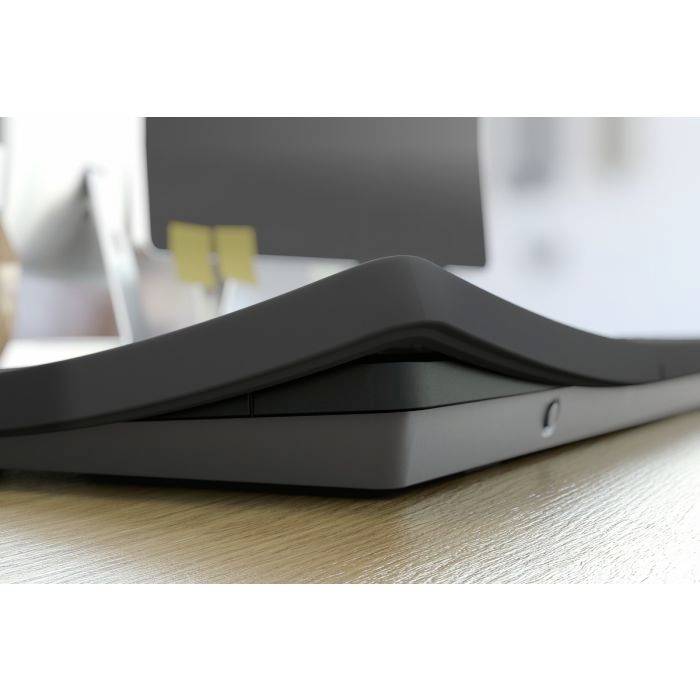 Ein geschwungenes, ergonomisches Computertastatur-Design auf einem Holztisch, das für bequemes Tippen sorgt.