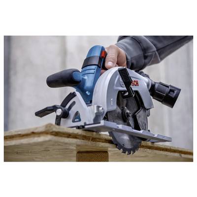 Eine Kreissäge, die durch eine Holzplanke schneidet, während eine Menschenhand das Werkzeug führt.