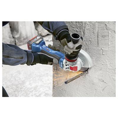 Eine Person benutzt einen blauen tragbaren Elektroschleiffer, um eine Metallbewehrung zu durchtrennen, die aus einer Betonwand herausragt, wobei Funken fliegen.