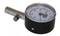 Ein Rundskalenmanometer zeigt einen Druckbereich von 0 bis 100 Einheiten an, mit einem Zeiger bei etwa 8. Silberne Metallhülle.