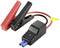 Schwarzes und rotes Starthilfekabel mit Krokodilklemmen, verbunden mit einem Adapter, zum Fremdstarten von Autos bei entladener Batterie.