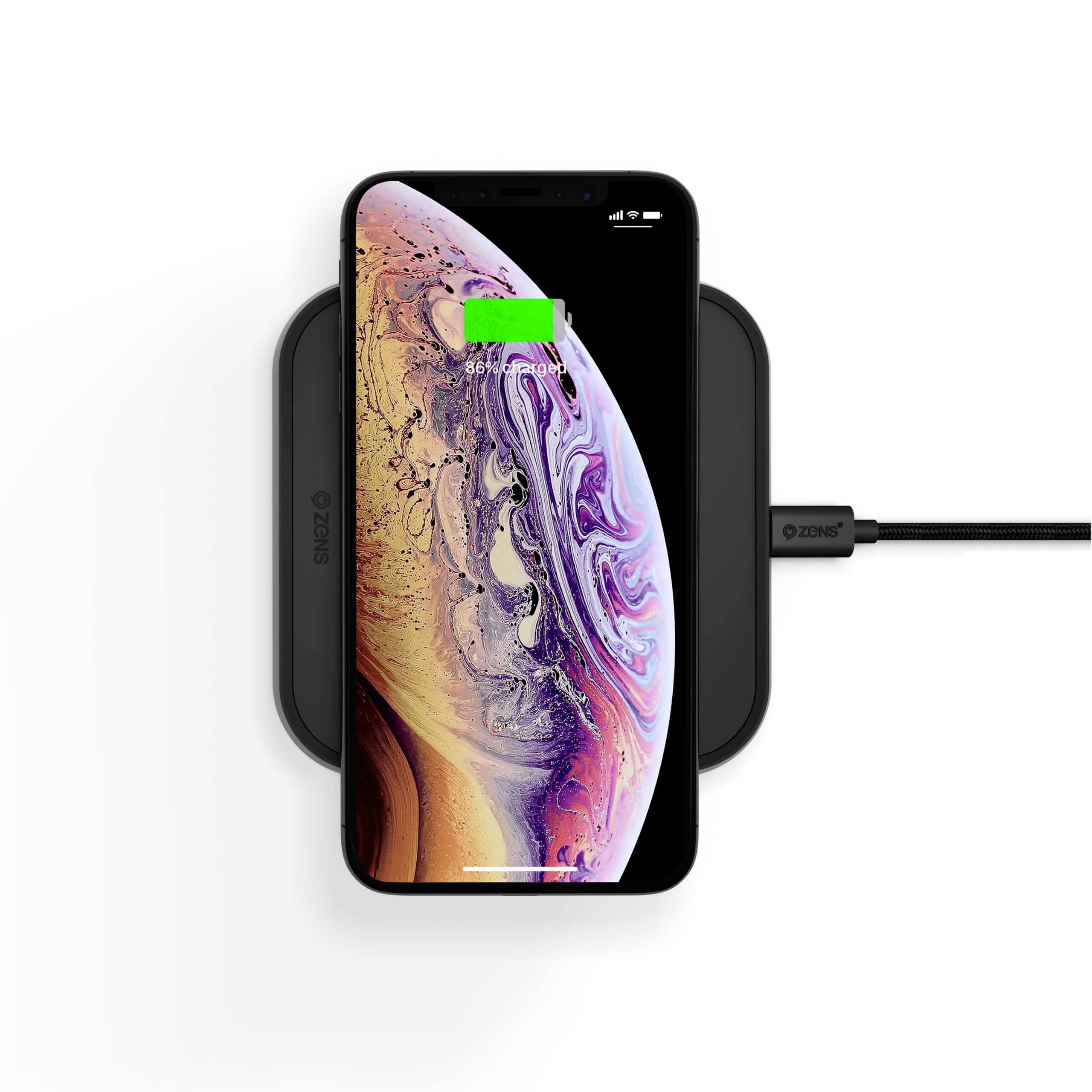 Ein Smartphone liegt auf einer kabellosen Ladestation. Der Bildschirm zeigt ein Ladesymbol mit 100% Batterieanzeige.
