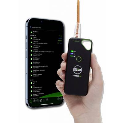 Ein Gerät wird in einer Hand gehalten und ist mit einem Smartphone verbunden, das Netzwerkinformationen auf dem Bildschirm anzeigt.