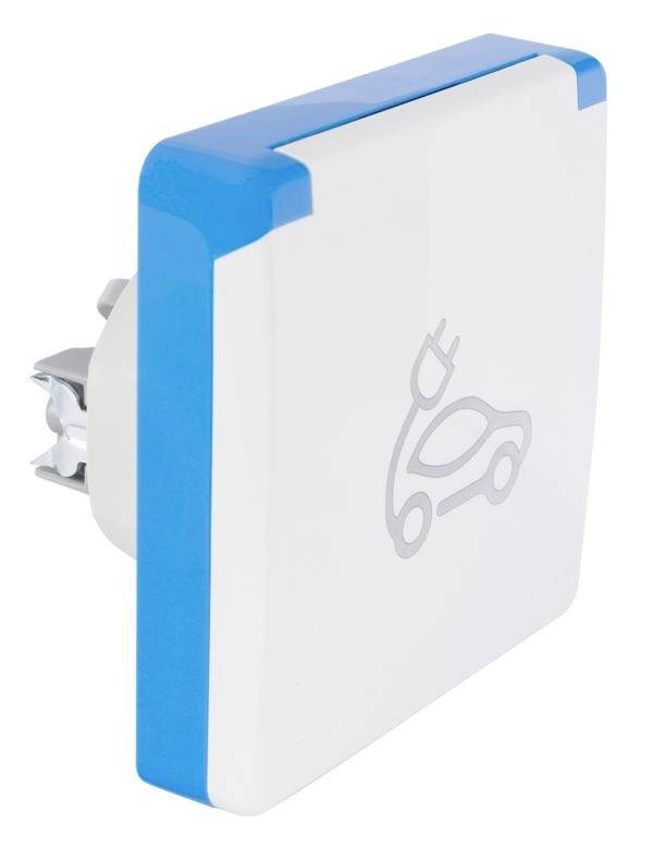 Weiße Steckdose mit blauem Rand, auf der ein Symbol eines Elektroautos mit aufgeladenem Stecker abgebildet ist.