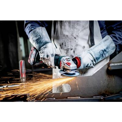 Person in Schutzausrüstung schleift Metall mit einem Elektrowerkzeug, Funken sprühen. Fokus auf Sicherheitsmaßnahmen und Präzision.