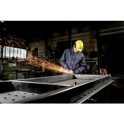 Ein Arbeiter in einer Werkstatt schleift Metall, während Funken sprühen. Er trägt einen gelben Helm und Gehörschutz.