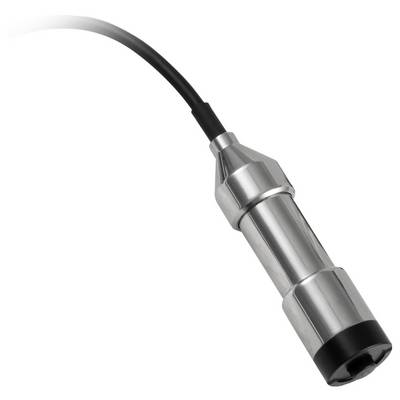 Nahaufnahme einer metallischen zylindrischen Sonde oder eines Sensors, der an einem schwarzen Kabel auf weißem Hintergrund befestigt ist.
