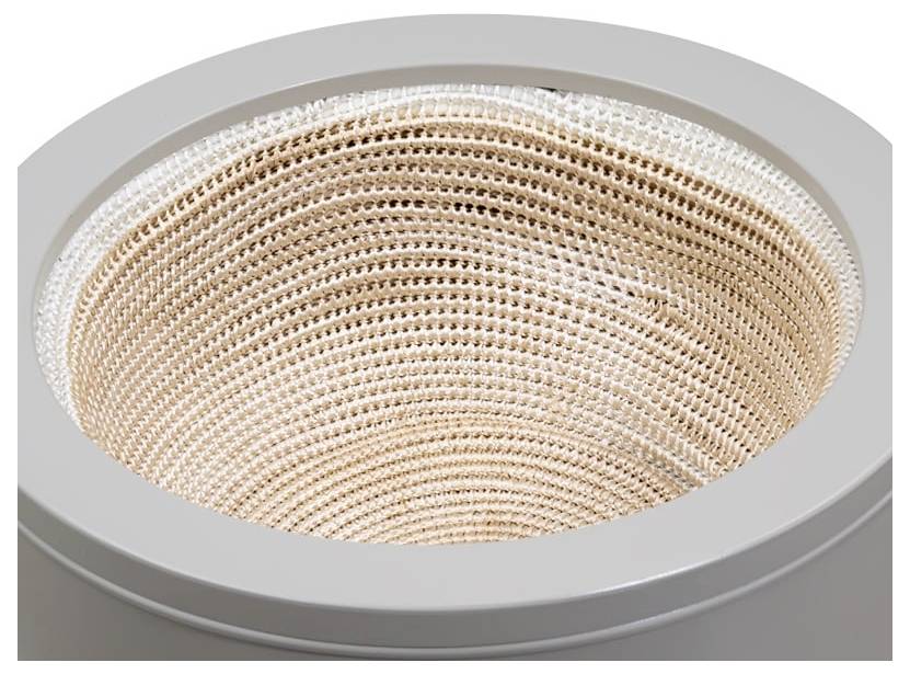 Draufsicht auf einen kreisförmigen vertieften Flechtkorb oder -behälter mit grauem Rand und beige Innenraum.