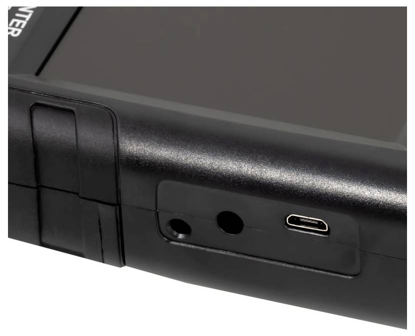 Nahaufnahme einer schwarzen elektronischen Geräteecke, die ein Seitenpanel mit zwei runden Anschlüssen und einem USB-C-Anschluss zeigt.