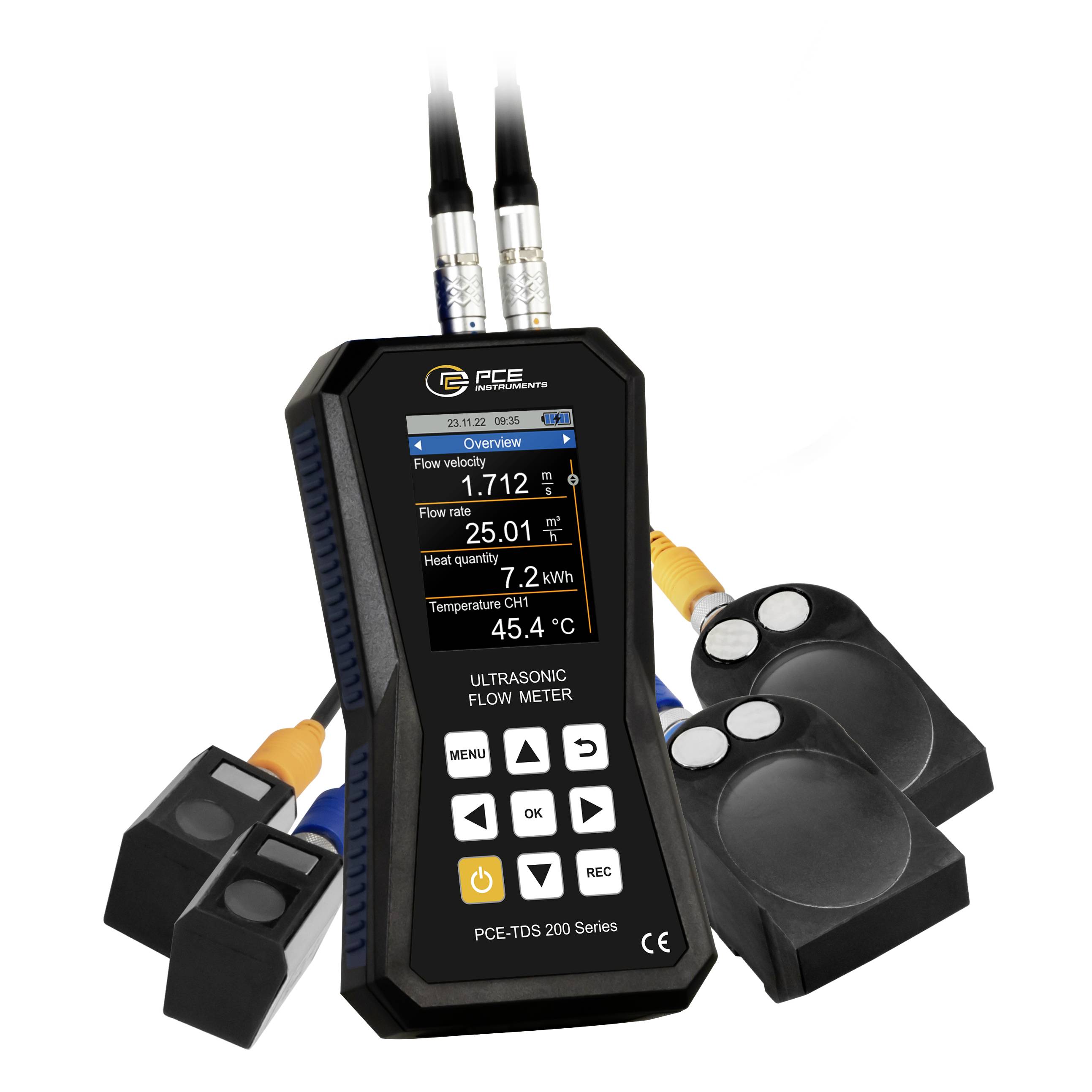 Tragbares Ultraschall-Durchflussmessgerät mit Display und Sensorklemmen, das Durchflussgeschwindigkeit, Durchflussrate, Wärmemenge und Temperaturmesswerte anzeigt.