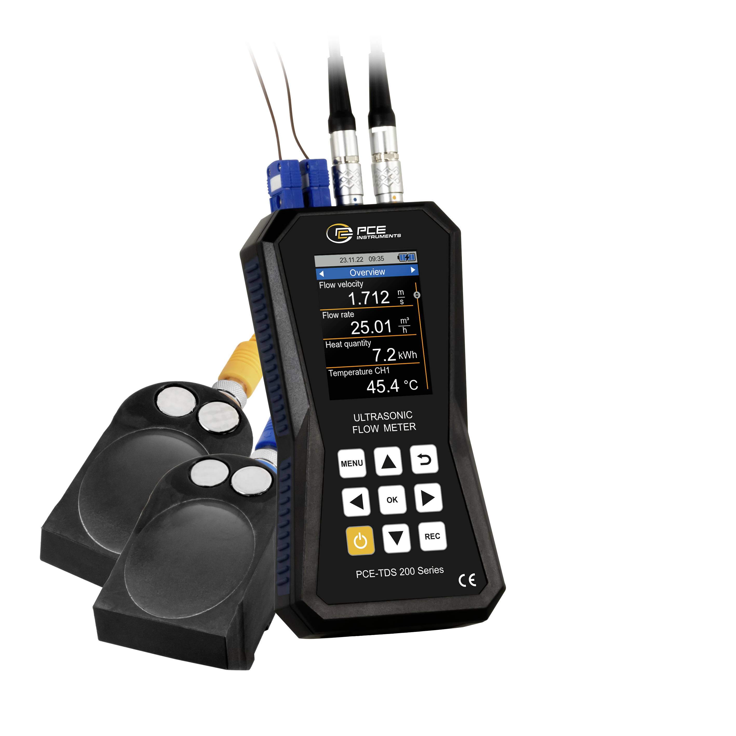 Ultraschall-Durchflussmessgerät mit zwei aufklemmbare Sensoren und Kabel, mit einer Anzeige, die Durchflussgeschwindigkeit, Durchflussrate, Wärmemenge und Temperaturwerte anzeigt.