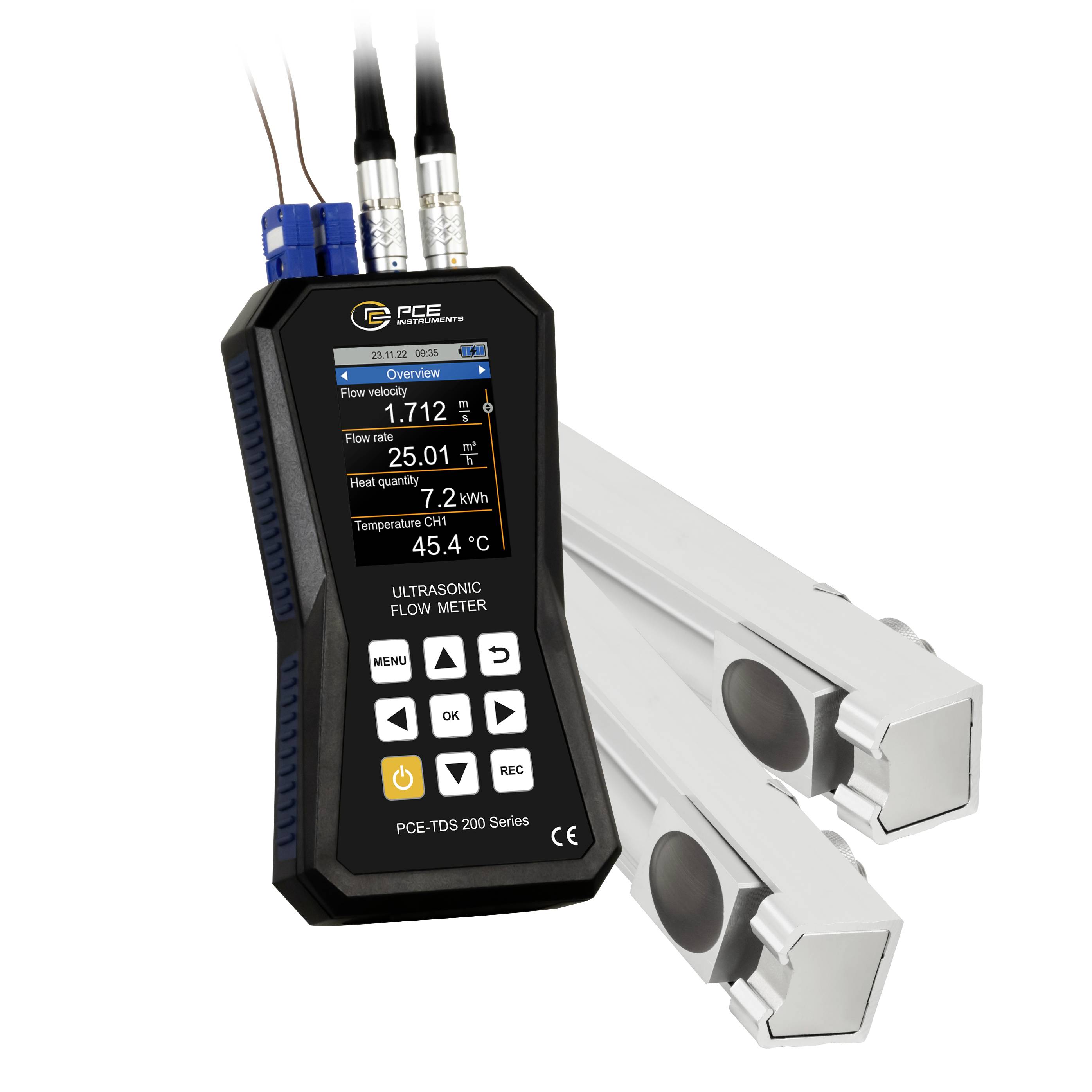 Tragbares Ultraschall-Durchflussmessgerät mit angebrachten Anlegeanschlüssen, das digitale Anzeigen für Durchfluss-, Wärme- und Temperaturmessungen zeigt.