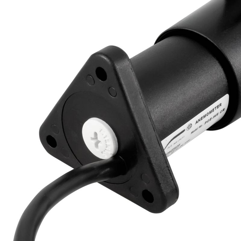 Ein Anemometer mit schwarzem Gehäuse und Kabel, das zur Messung der Windgeschwindigkeit verwendet wird.