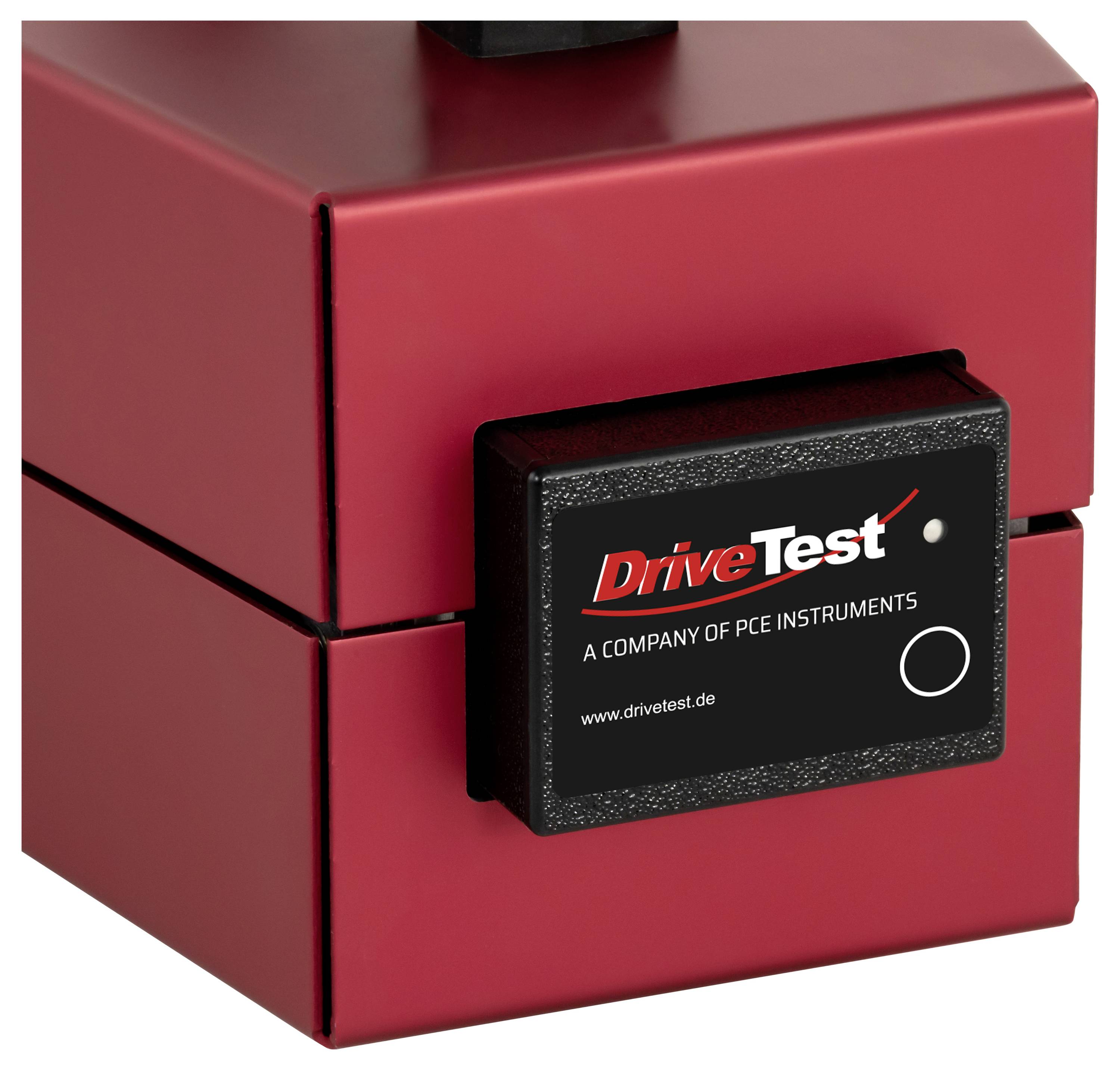 Rotes Gerät mit einem eingefügten DriveTest-Modul an der Vorderseite, beschriftet mit "DriveTest" und "A COMPANY OF PCE INSTRUMENTS".
