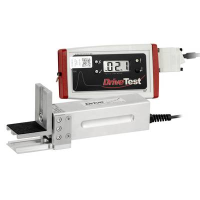 Ein digitales DriveTest-Messinstrument, das mit einer Metallzangenvorrichtung verbunden ist, auf weißem Hintergrund dargestellt.