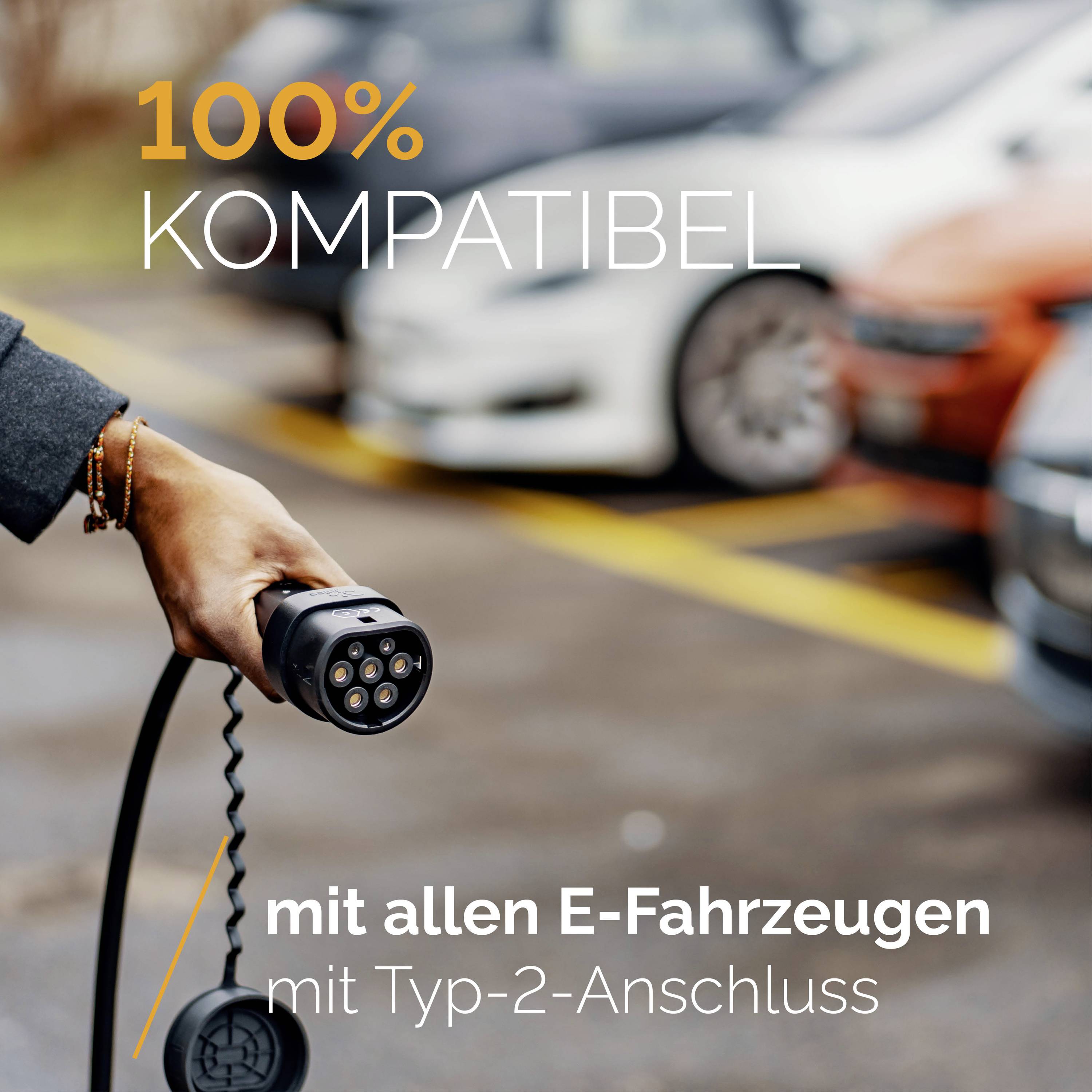 Eine Hand hält ein Ladekabel für Elektrofahrzeuge vor einem verschwommenen Hintergrund mit Autos, Text: '100% kompatibel mit allen E-Fahrzeugen mit Typ-2-Anschluss'.