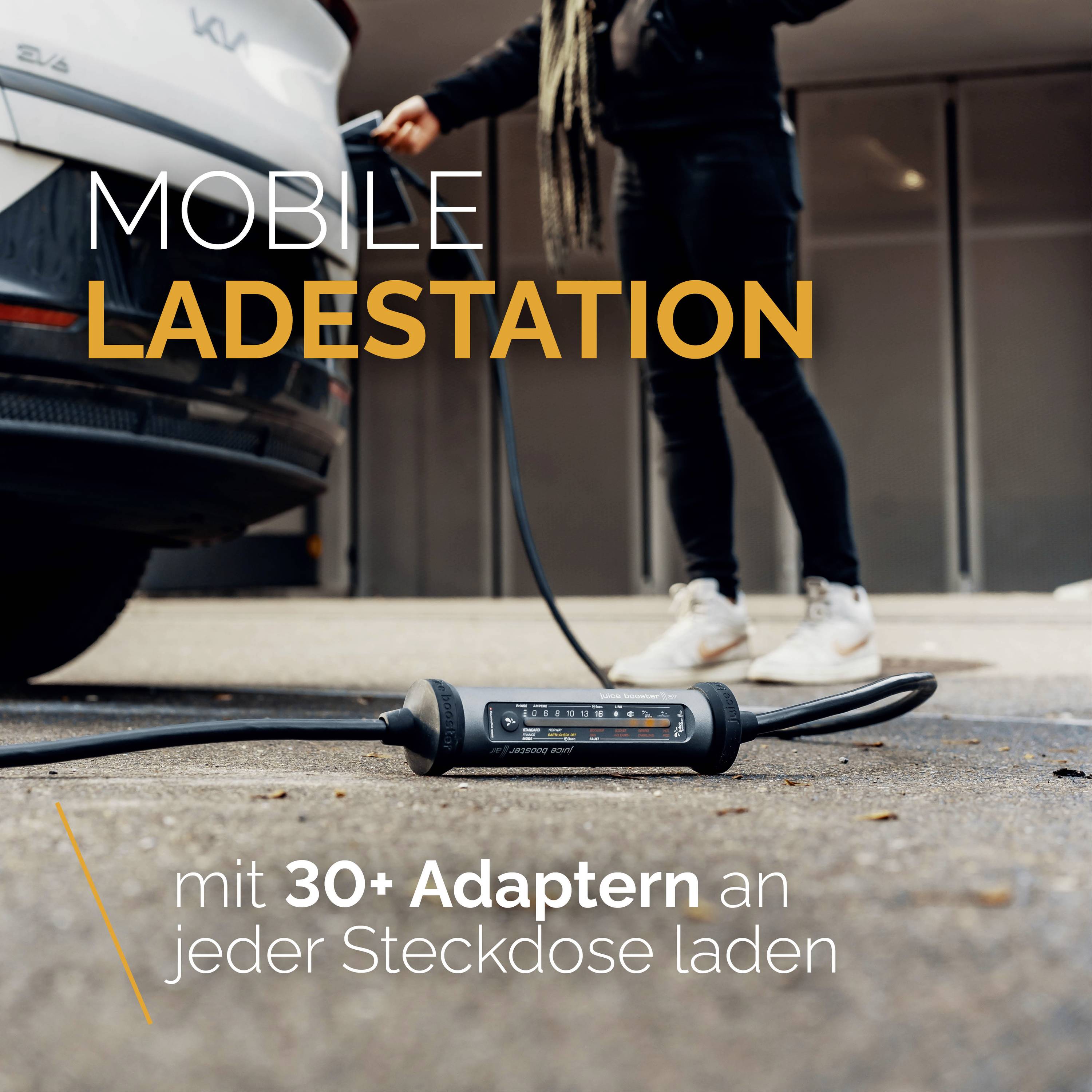 'Mobile Ladestation mit 30+ Adaptern, an jeder Steckdose laden.' Eine Person verbindet ein Kabel mit einem Elektroauto im Freien.
