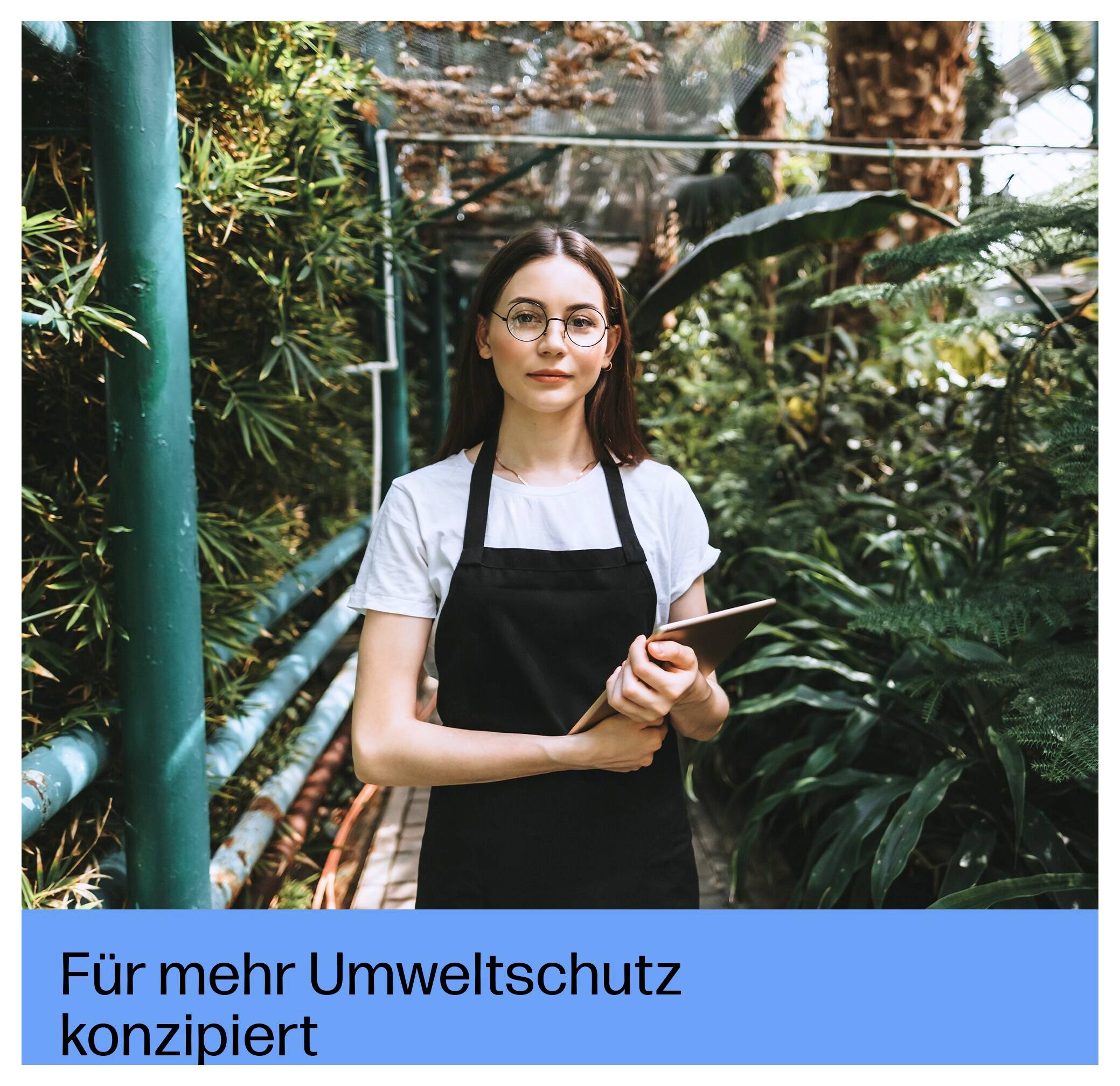 Frau in einem Gewächshaus, die ein Tablet hält, mit der Unterschrift „Für mehr Umweltschutz konzipiert" am unteren Rand.