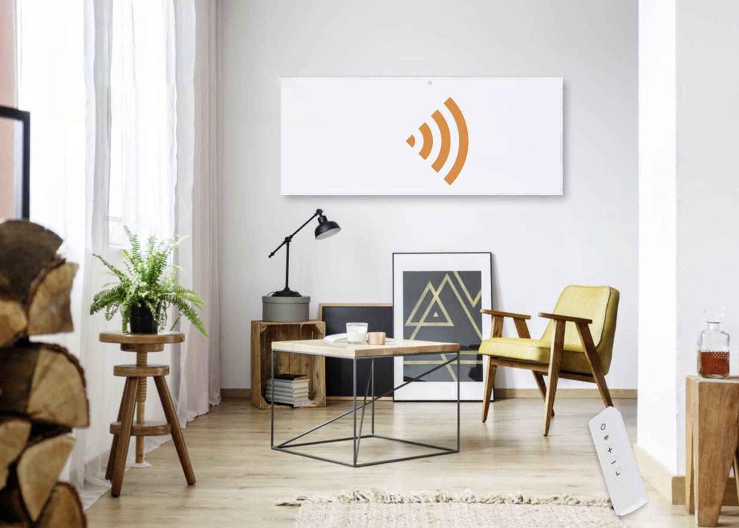 Wohnzimmer mit modernem Dekor: Sessel, Couchtisch, Pflanzen, großer Wandkunst mit WiFi-Symbol. Helle Fensterbeleuchtung.