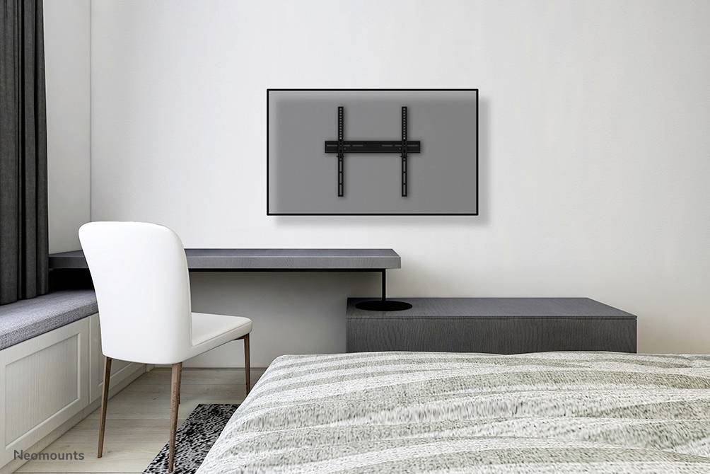 Ein flaches Fernseher-Wandmontagesystem in einem minimalistisch eingerichteten Schlafzimmer, der Fernseher fehlt noch.
