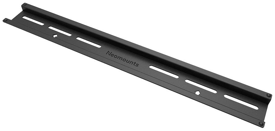 Schwarze Neomounts-Montageschiene mit länglichen und runden Löchern, die an Regal- oder Monitorhalterungen angebracht werden kann.