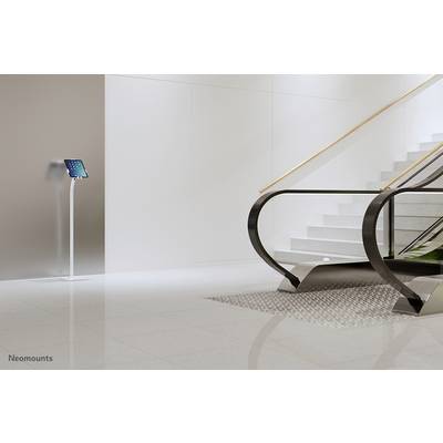 Moderne Empfangshalle mit einer Rolltreppe und einem digitalen Informationsständer rechts. Elegantes Design mit hellem Boden.